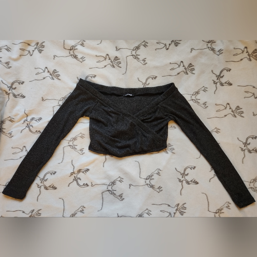 Long-sleeved crop top